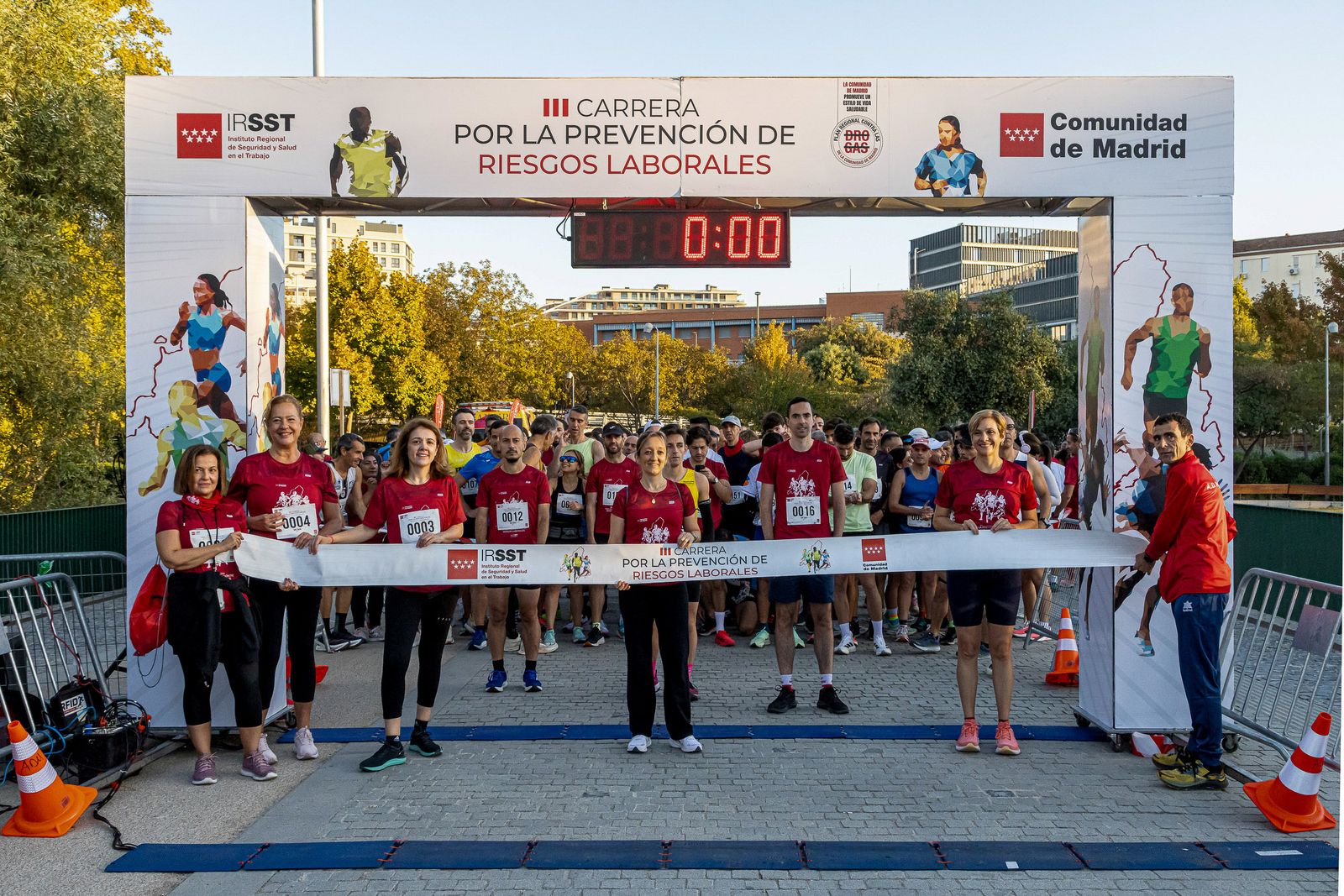 Corredores durante la III Carrera por la Prevención de Riesgos Laborales, edición 2025 (fotografía 4 de 20)