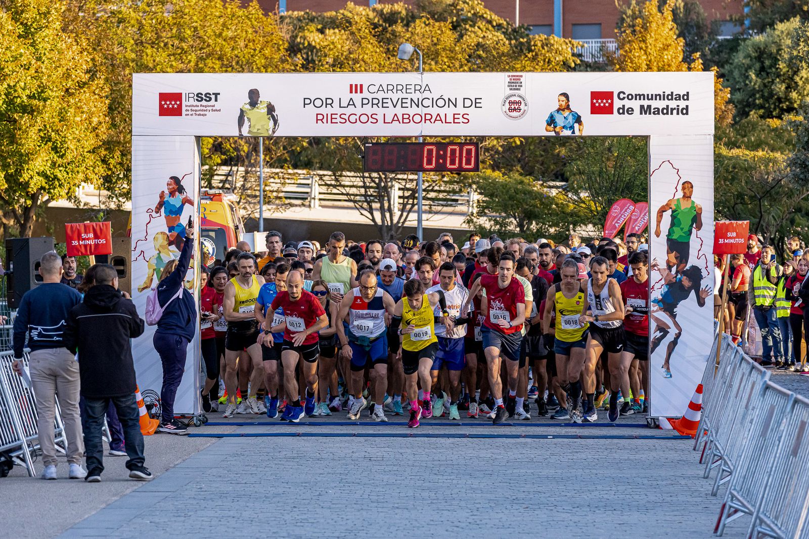 Corredores durante la III Carrera por la Prevención de Riesgos Laborales, edición 2025 (fotografía 5 de 20)