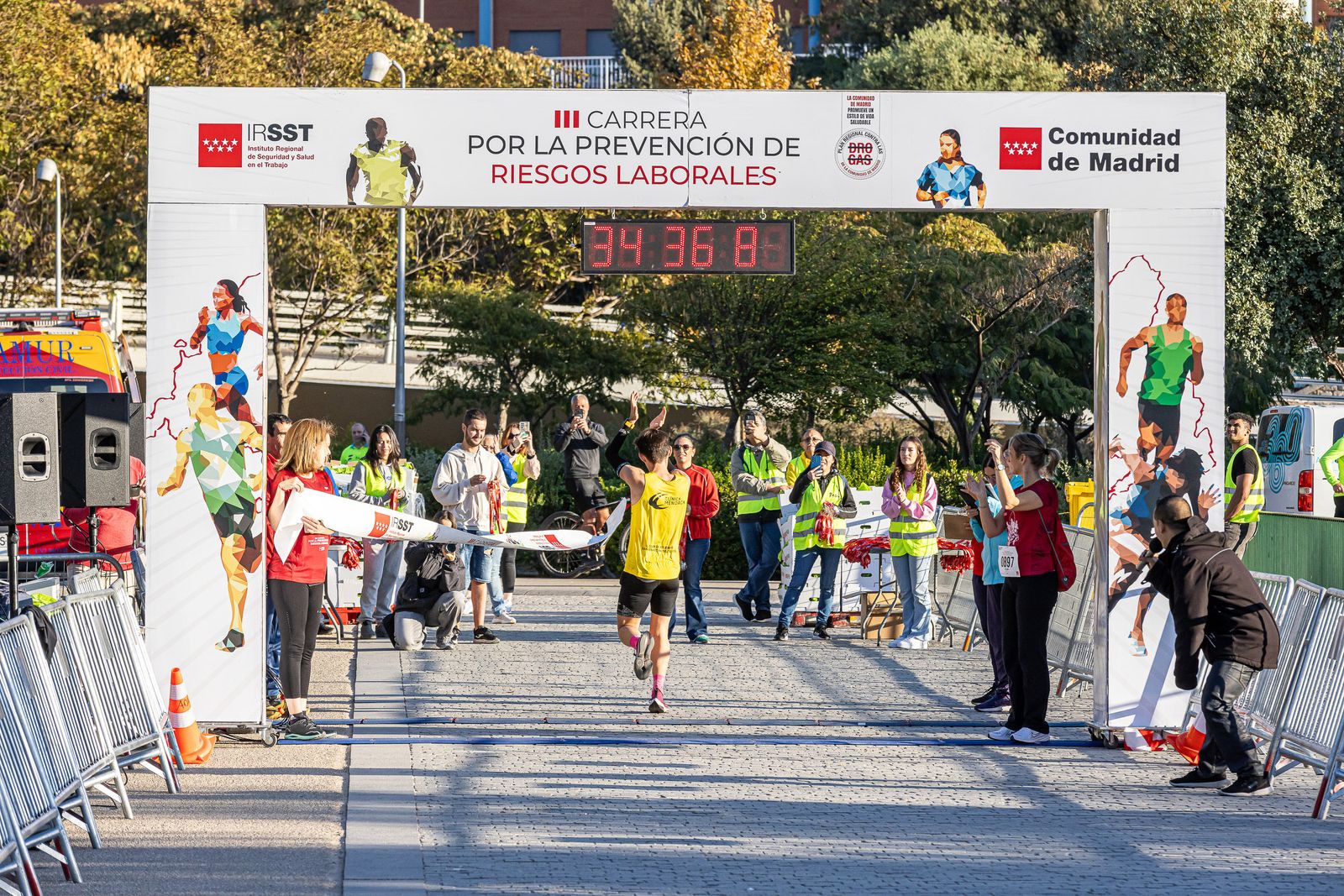 Corredores durante la III Carrera por la Prevención de Riesgos Laborales, edición 2025 (fotografía 10 de 20)